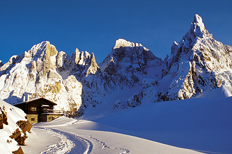 Baita Segantini e il Cimon della Pala